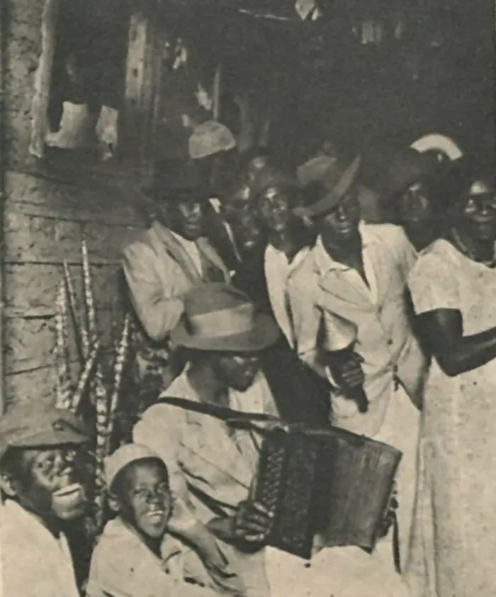 Roda de samba num morro do Rio de Janeiro, no ano de 1936.